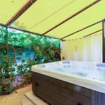 Center With Jacuzzi *