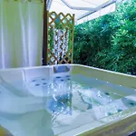 Center With Jacuzzi Appartamento *