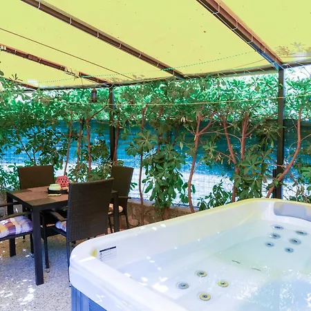 Daire Center With Jacuzzi *