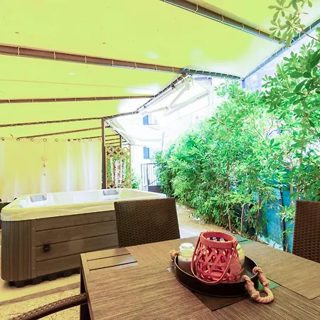 Center With Jacuzzi Split