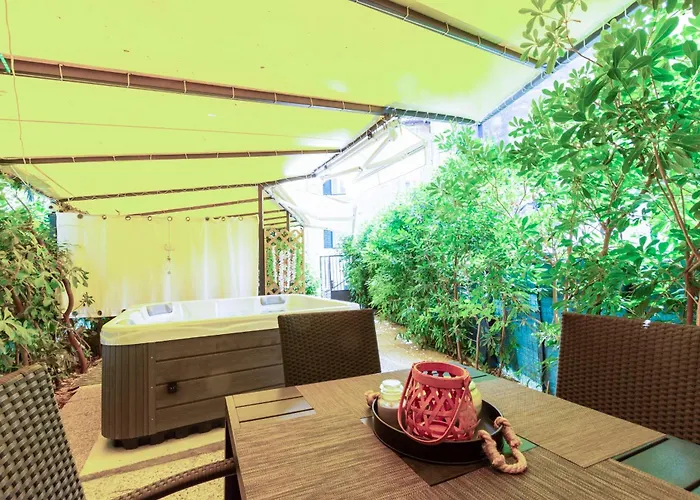 Center With Jacuzzi سبليت