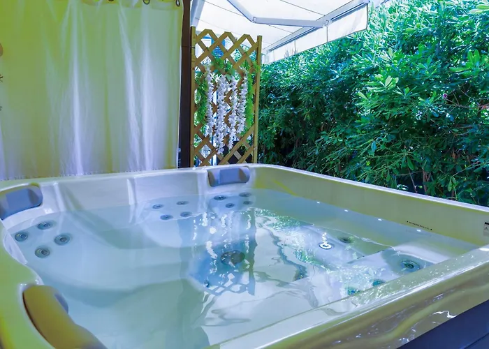 Center With Jacuzzi Apartman *