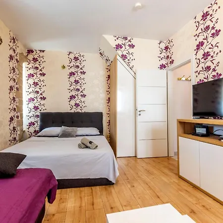 Center With Jacuzzi Split