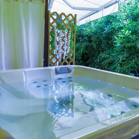 Center With Jacuzzi Daire *